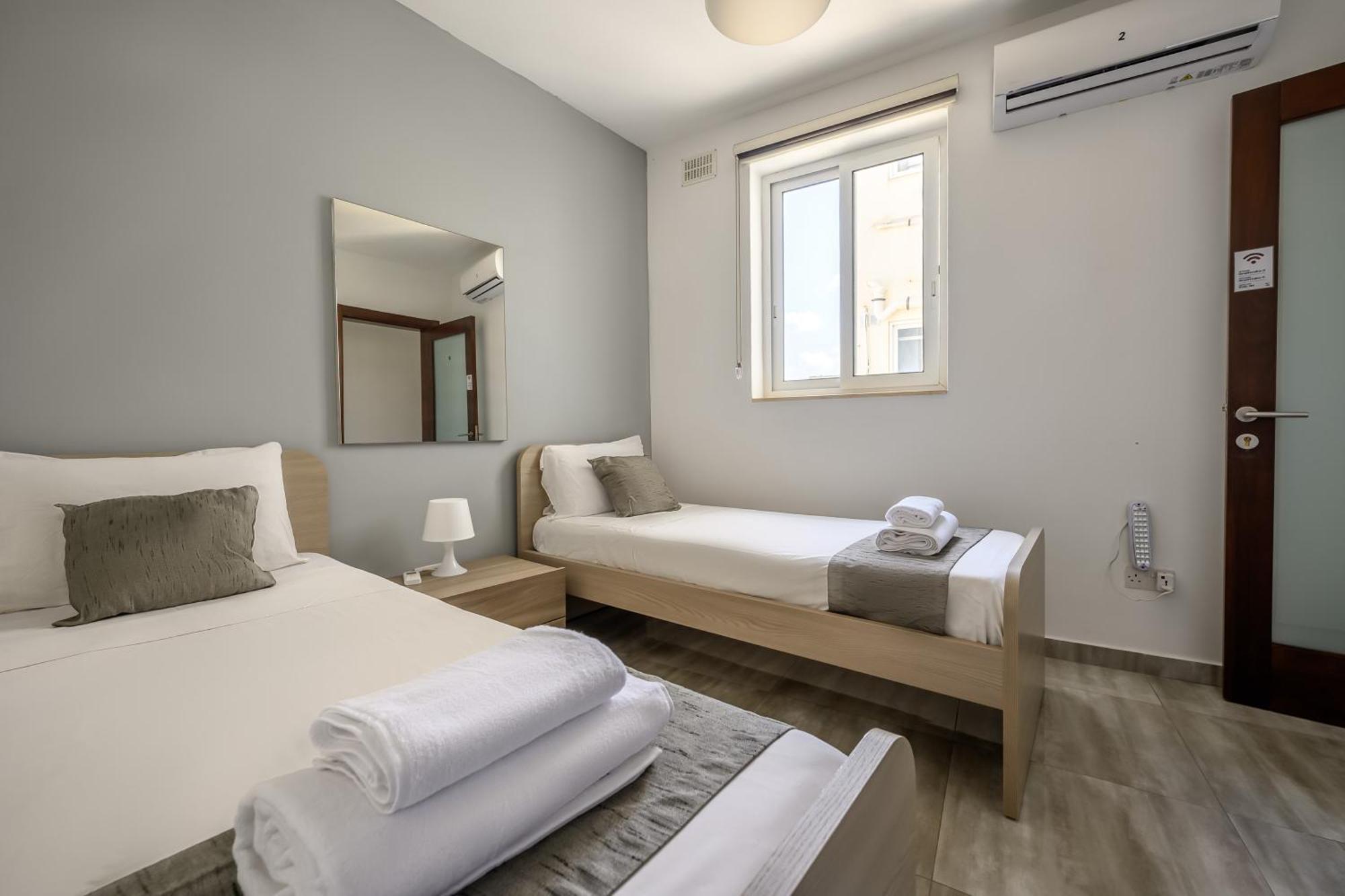F11 Room 2, Private Room Two Single Beds Shared Bathroom In Shared Flat Msida Dış mekan fotoğraf